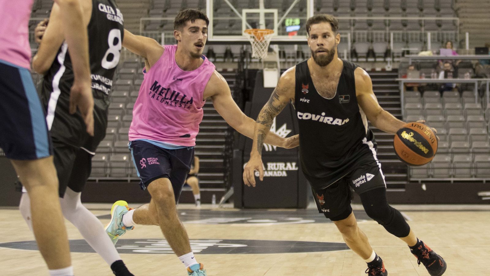 Christian Díaz busca el aro rival tras dejar atrás a un defensor melillense.