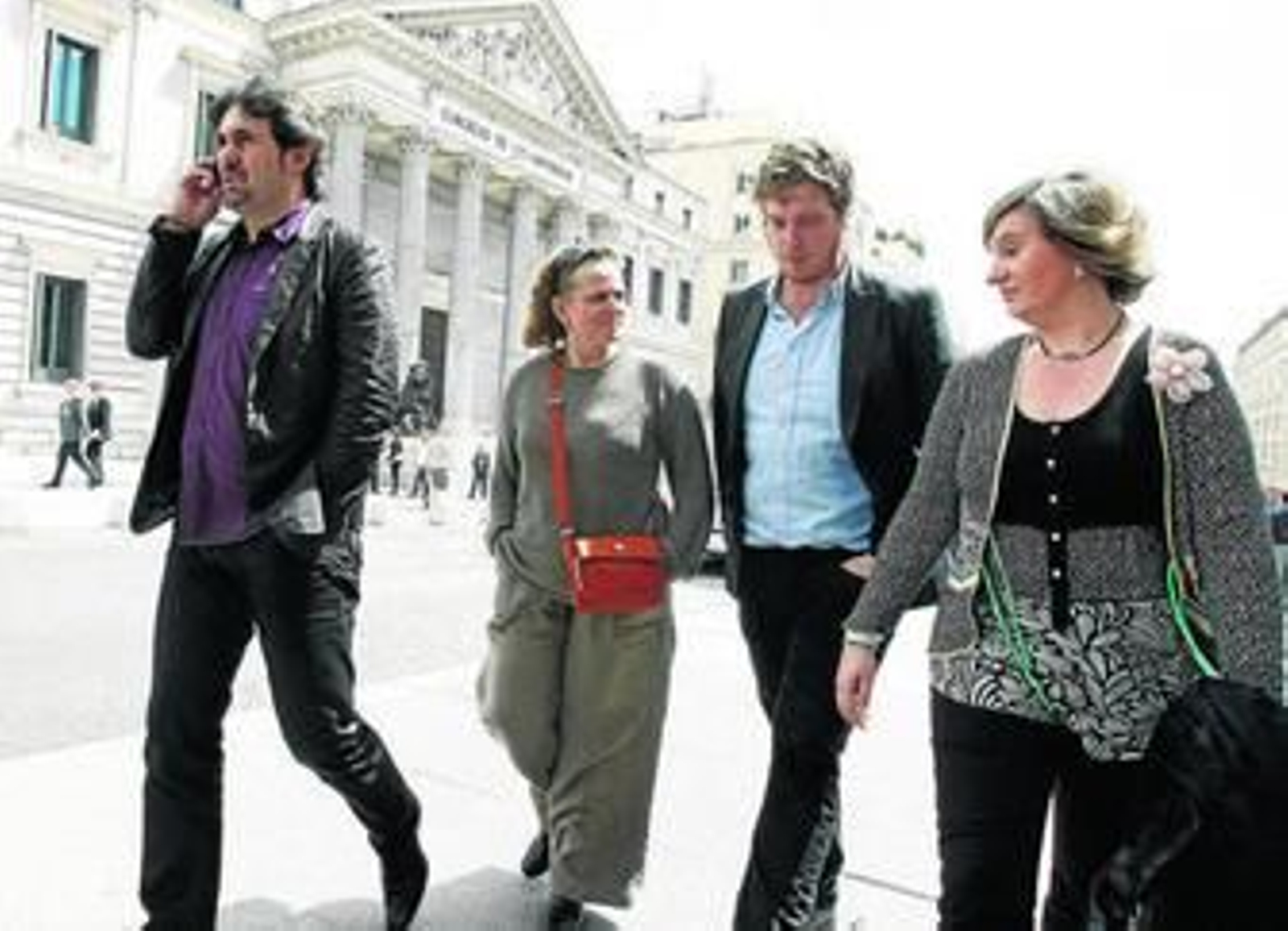 Portavoces de Bildu pasean ayer frente al Congreso tras impedirles Bono que comparecieran en la Cámara Baja.