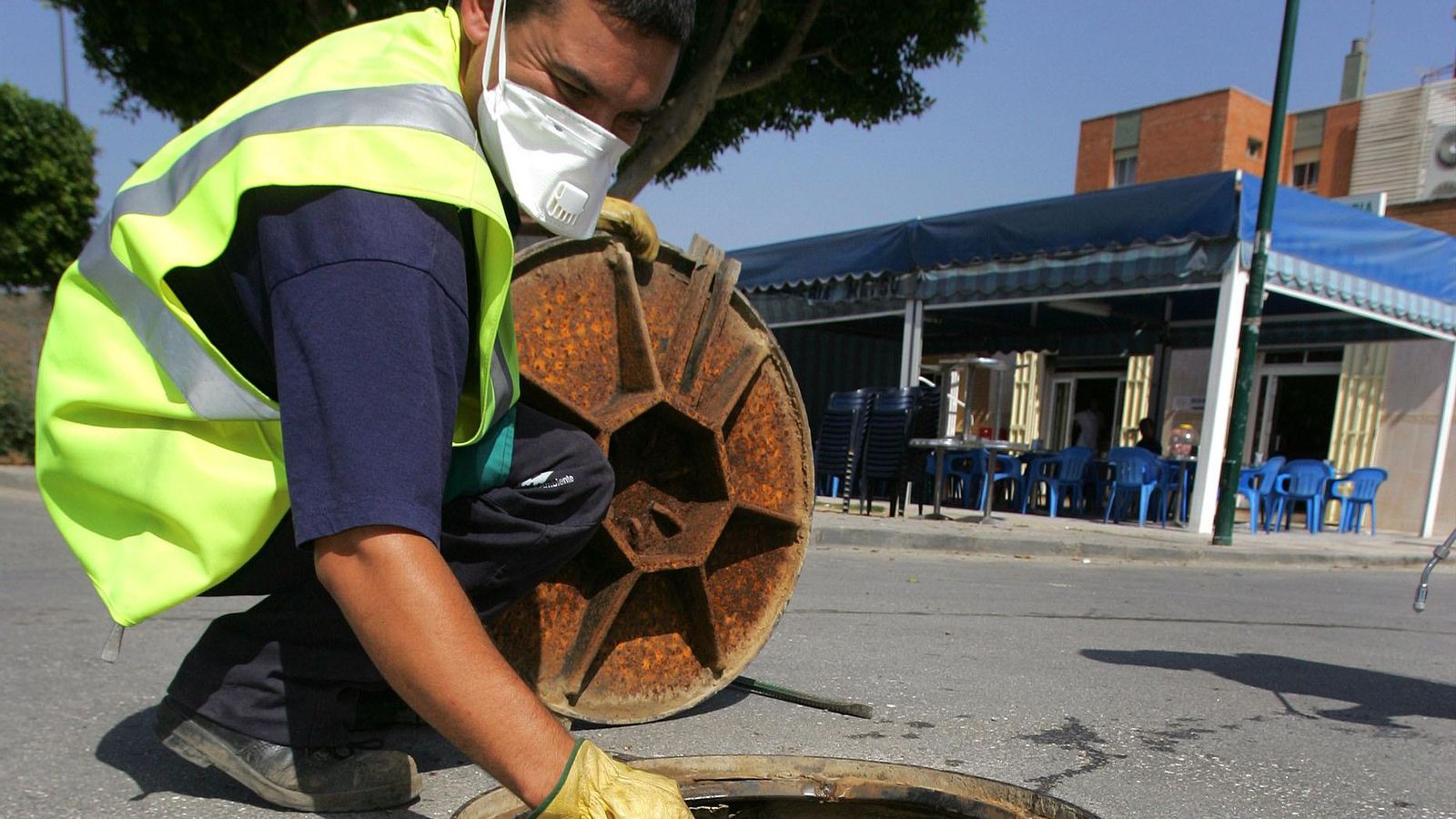 Un operario del control de plagas en Málaga.
