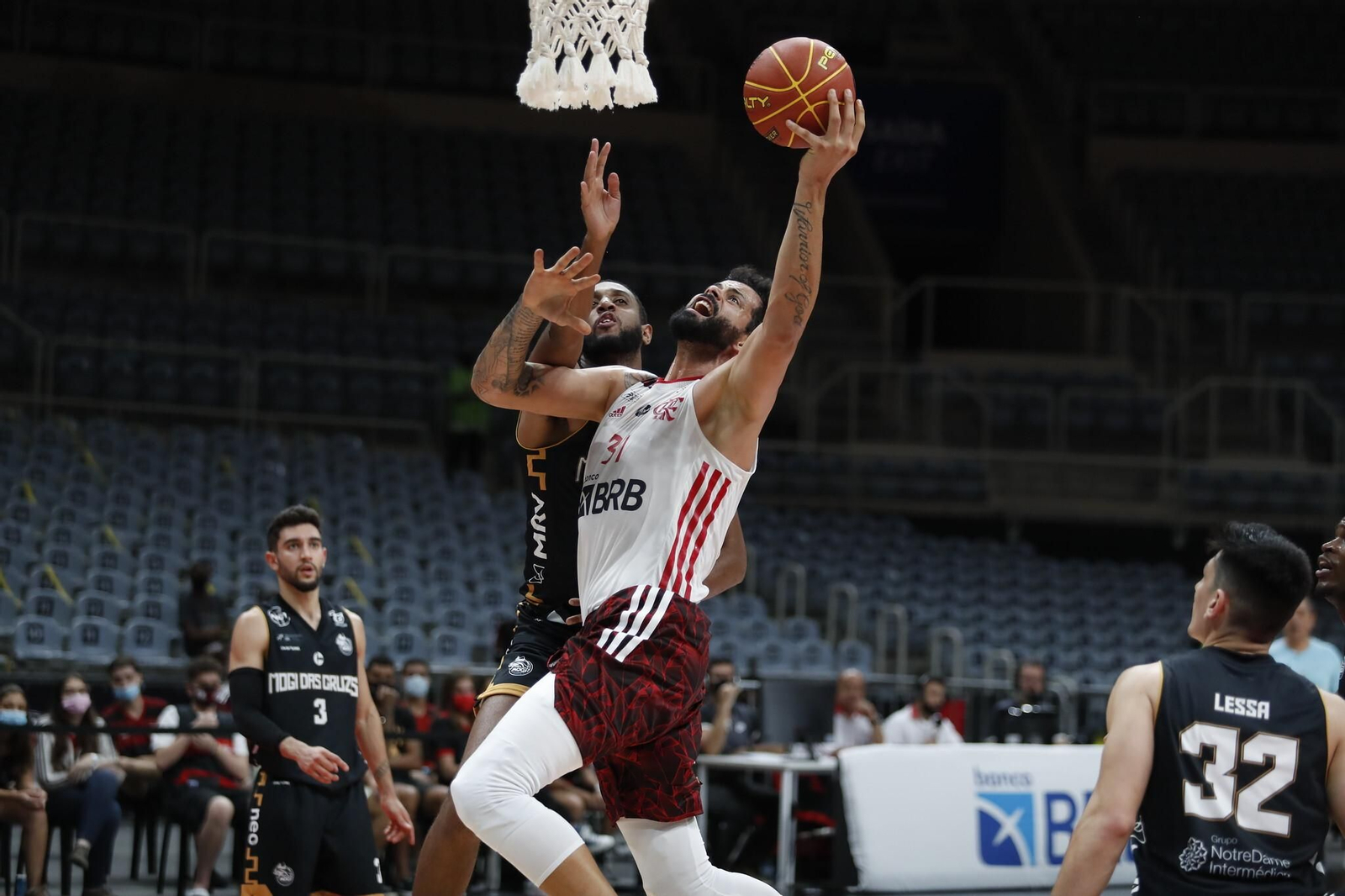 Vitor Faverani, en un partido con el Flamengo.
