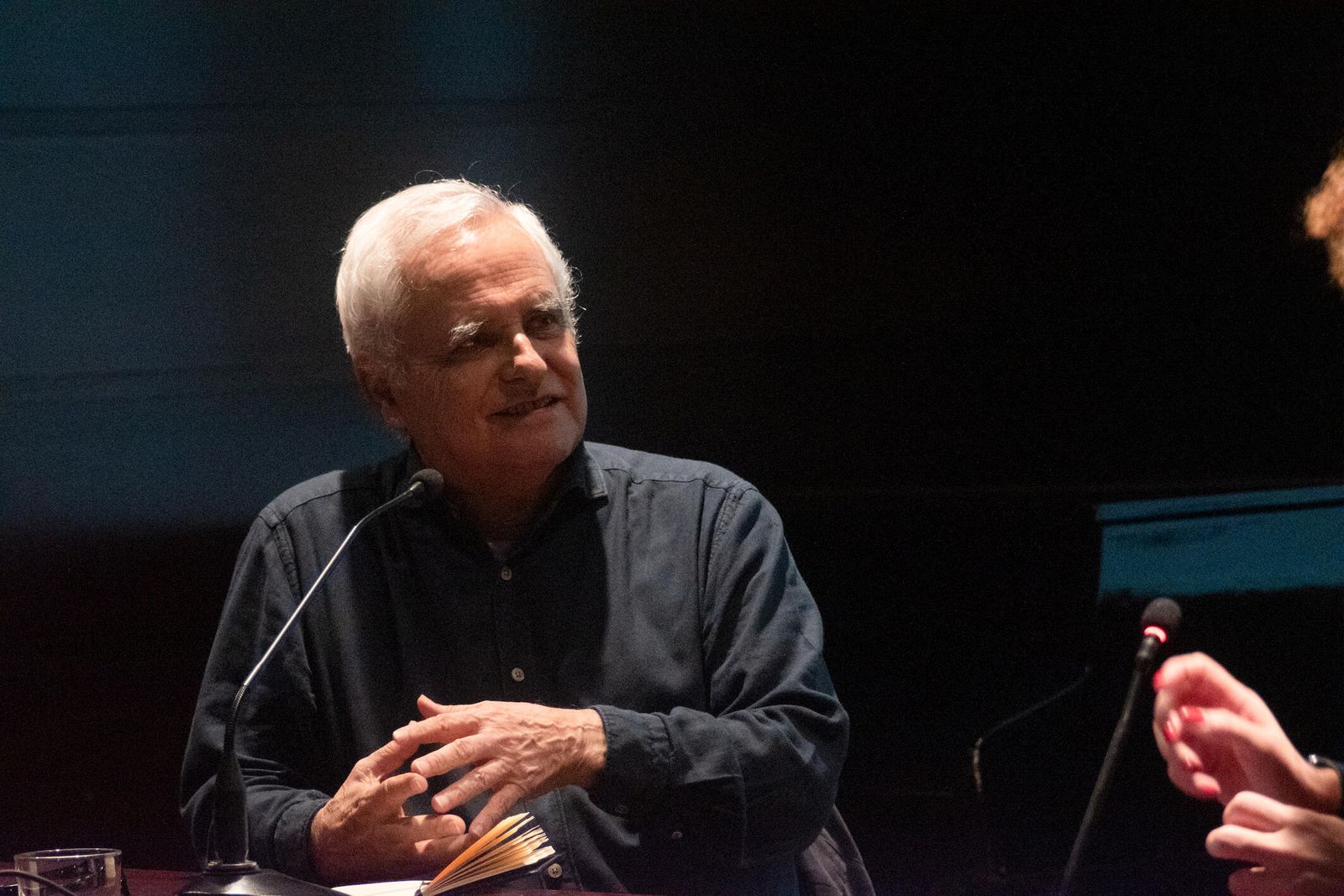 El escritor y periodista Juan Cruz, durante su encuentro con los clubes de lectura de la provincia de Cádiz.