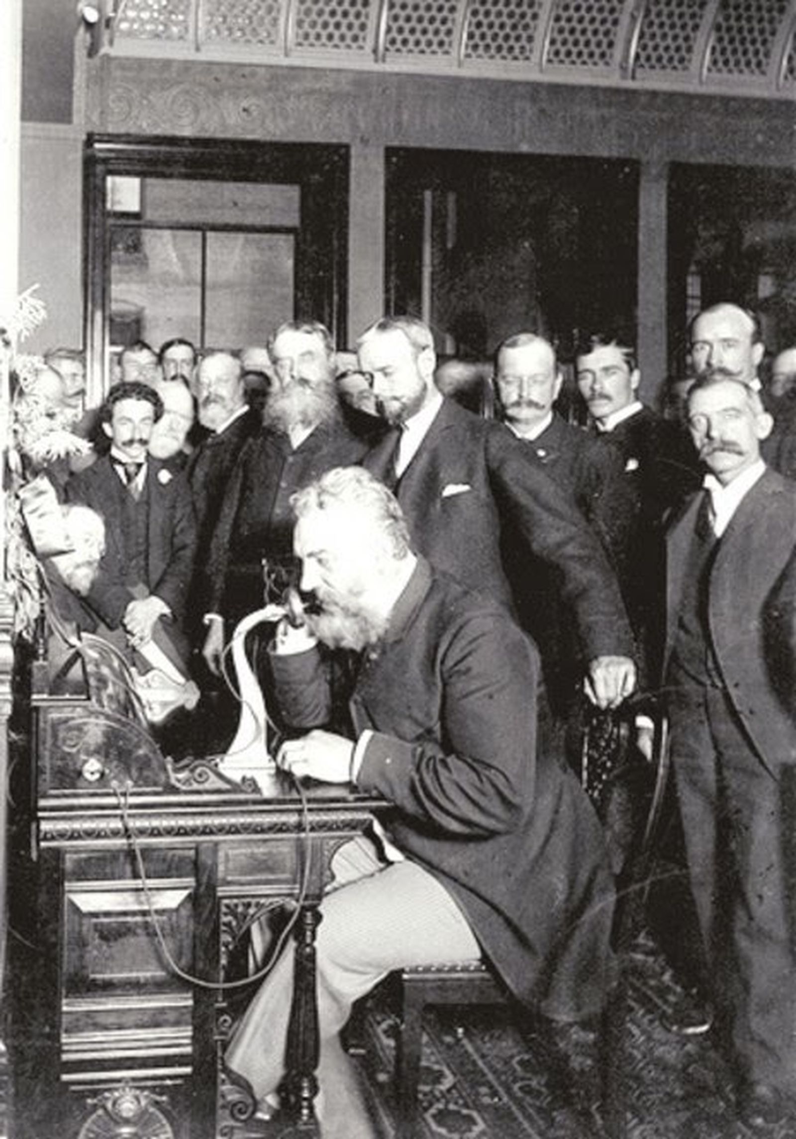 Graham Bell inaugura el primer servicio de telefonía transcontinental en los Estados Unidos.