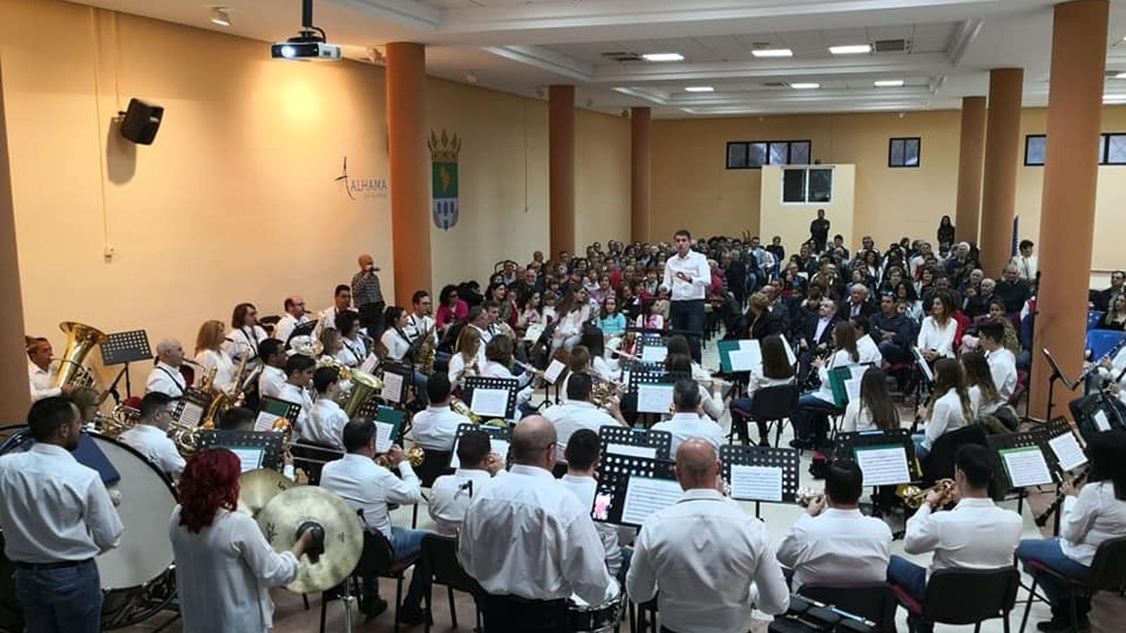 El Salón Social se quedó pequeño para el homenaje a Don José en la tarde del sábado.