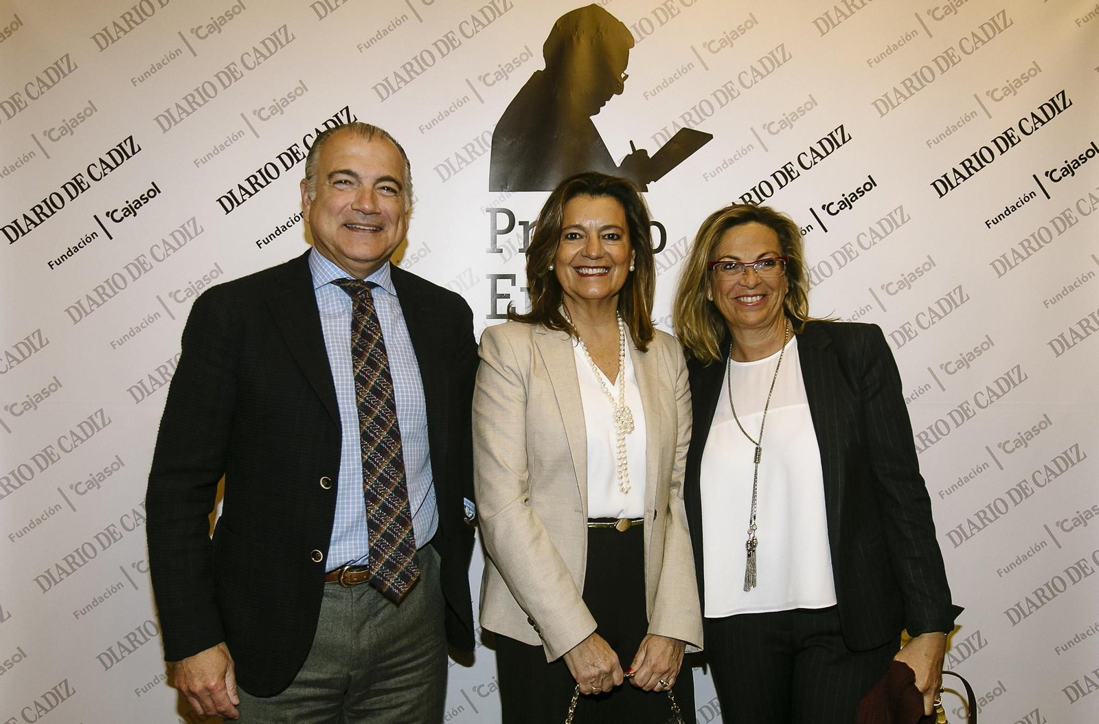 El director territorial de Unicaja en Cádiz, Jaime Sánchez Lacasa, junto a Maite Delgado y Flora Balbontín.