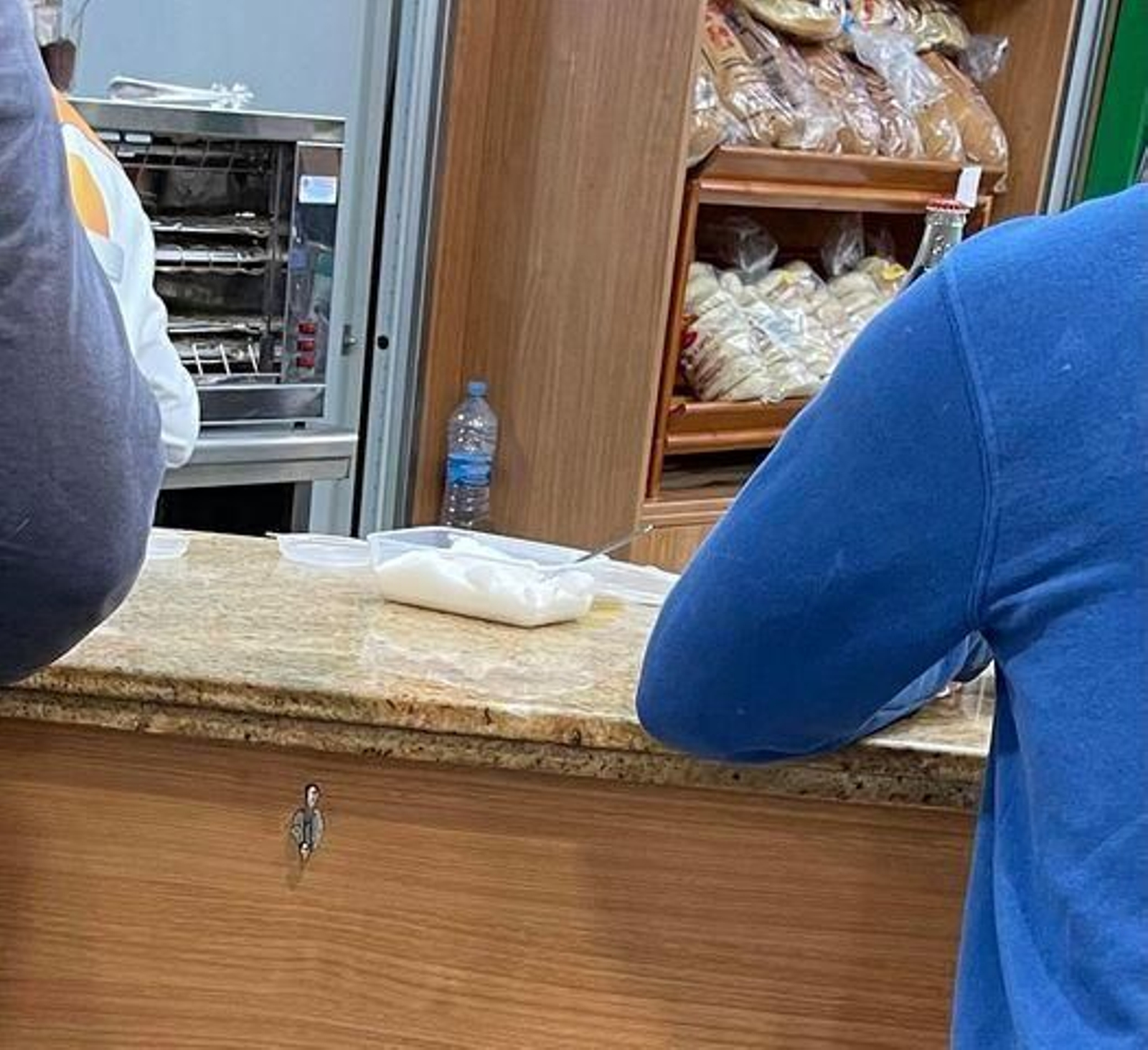 Una fiambrera de plástico con el azúcar y una cuchara común, en una gasolinera de Jerez. Imagen tomada por el ciudadano que ha denunciado este hecho.