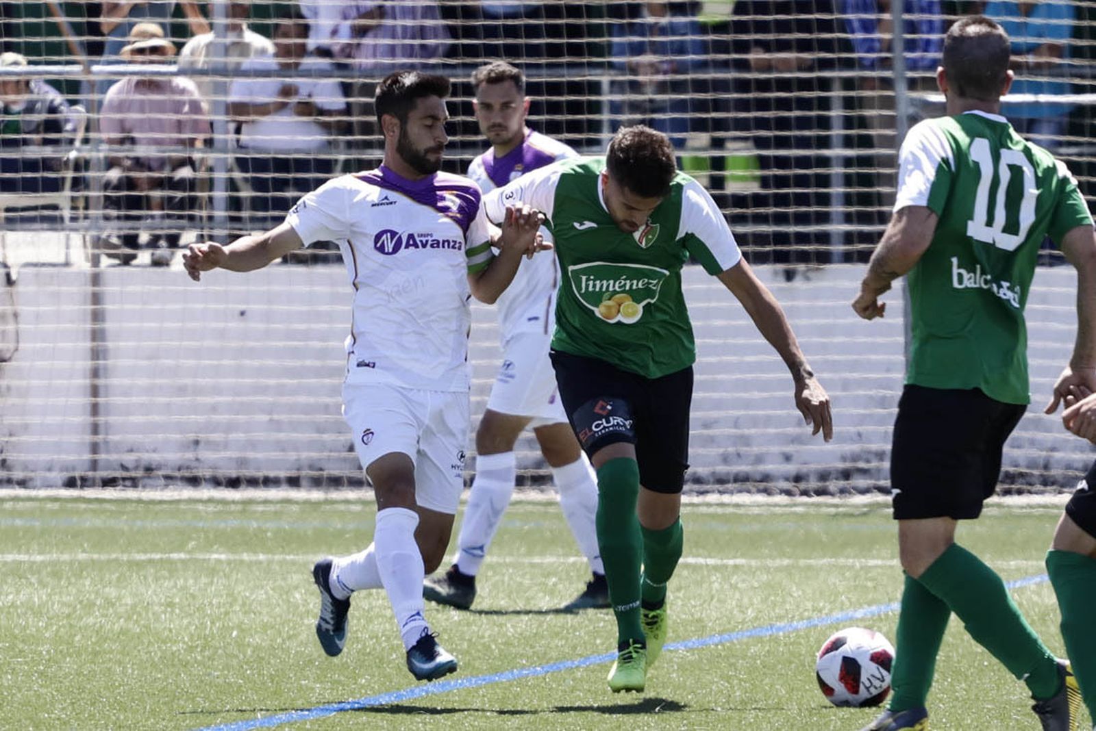 Un jugador del Jaén se va del portero del Huétor Vega.