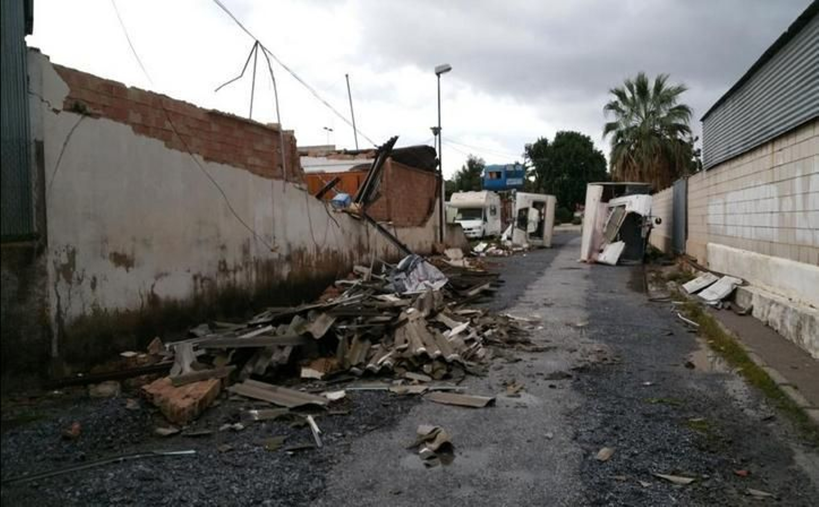 Distintas naves han resultado dañadas por el vendaval.

Foto: @InfoEmerg