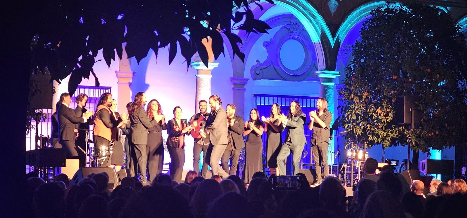 Fiesta en el momento del cierre de la Bienal.