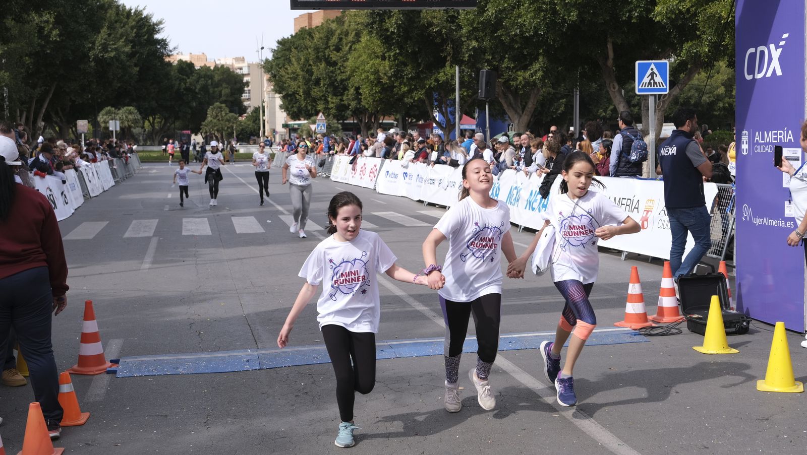 Imágenes de la Carrera de la Mujer 2023 en Almería