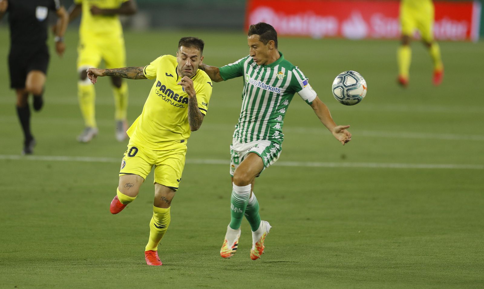 Guardado intenta frenar a Rubén Peña.