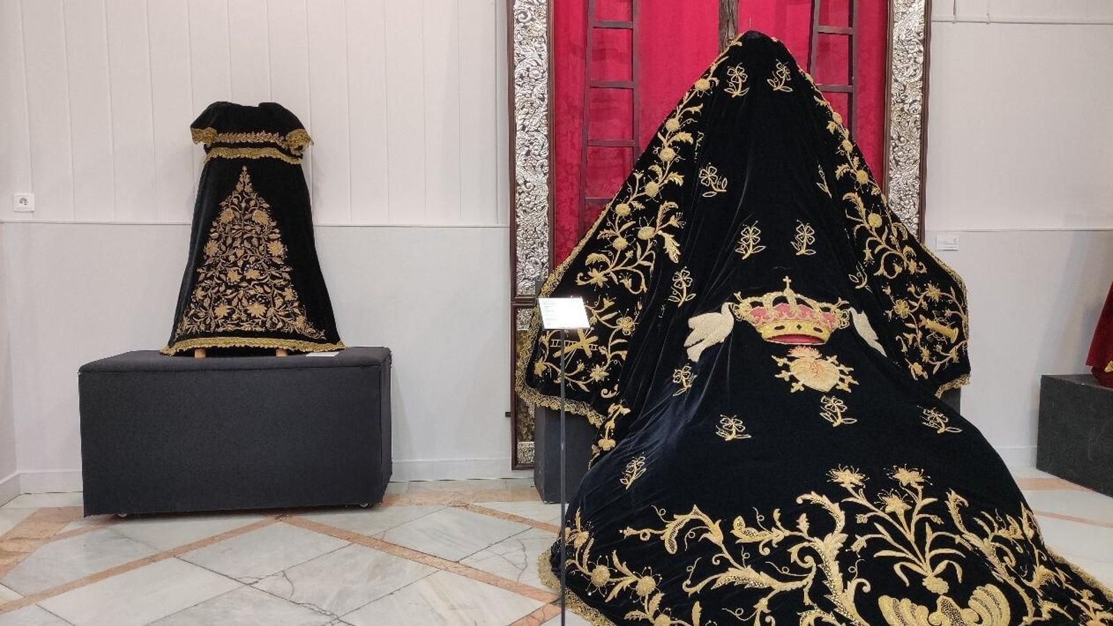 Manto de las palomas y una saya de la Virgen  de los Dolores