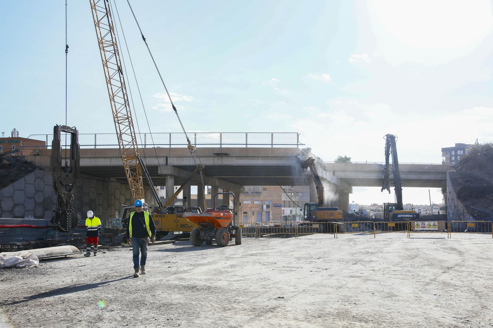 Las mejores imágenes del derribo en el puente de la autovía del aeropuerto y el túnel de La Goleta