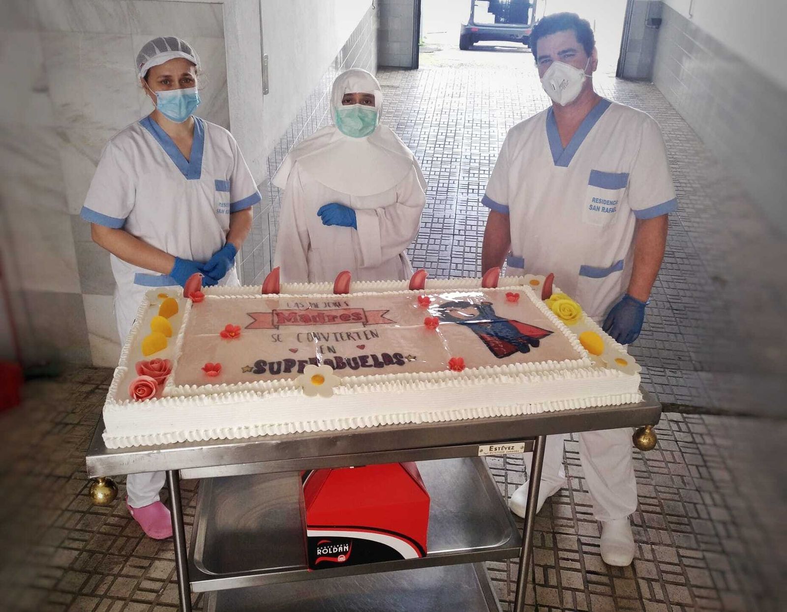 Entrega de la tarta a las madres y abuelas de la residencia de la calle Buen Pastor