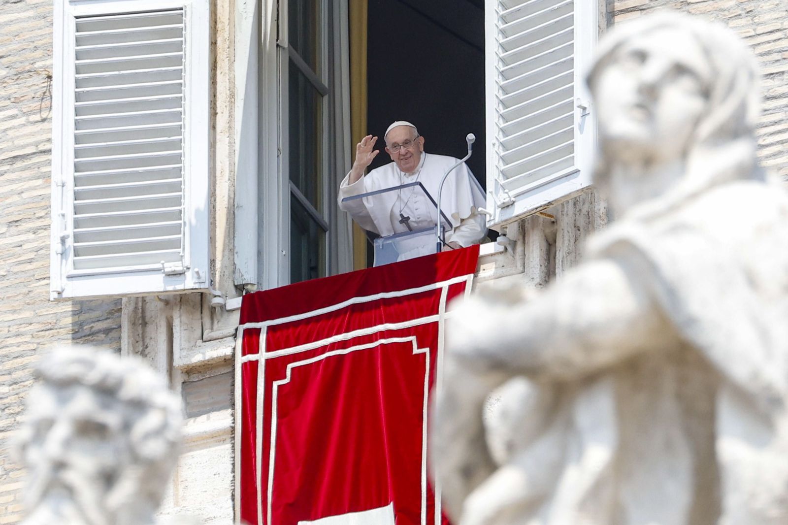 El Papa saluda a los fieles congregados en la Plaza de San Pedro.