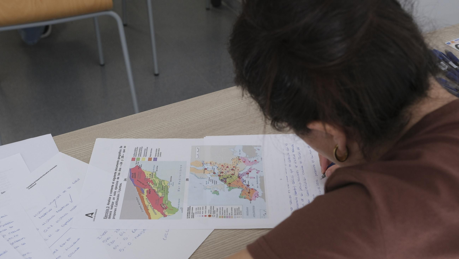 Una estudiante durante las oposiciones a docente que han comenzado este sábado.