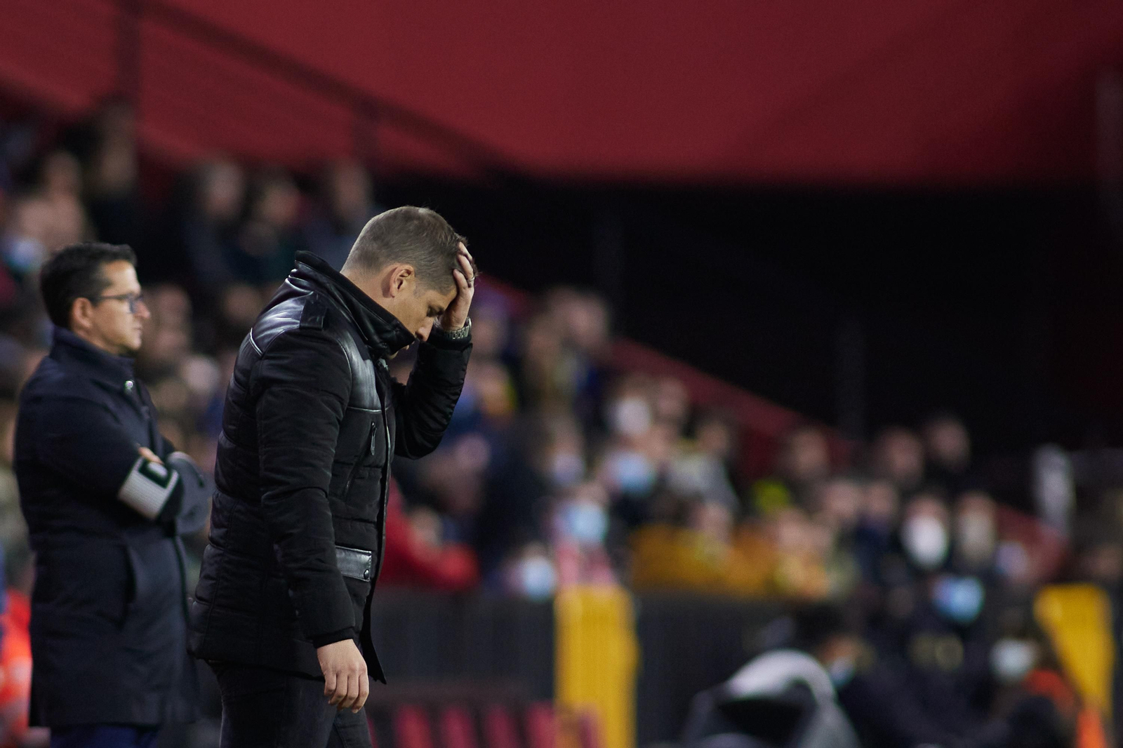 Robert Moreno se lamenta de una acción de sus jugadores ante el Cádiz.