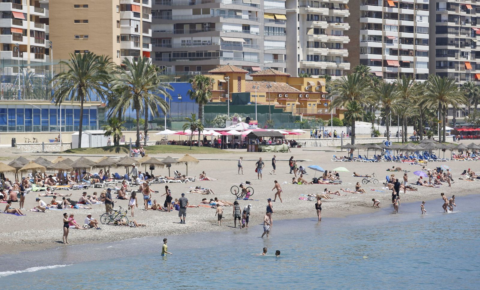 Un numeroso grupo de personas en la playa en Málaga