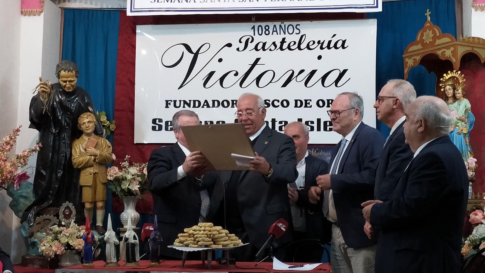 Momento en el que Francisco Ruiz Brenes recibe el Rosco de Oro de la Semana Santa isleña.