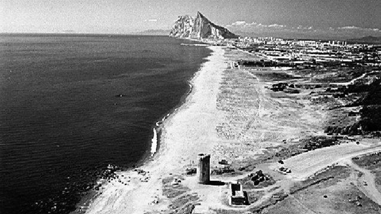 Vista de la costa de La Línea, con Torre Nueva.