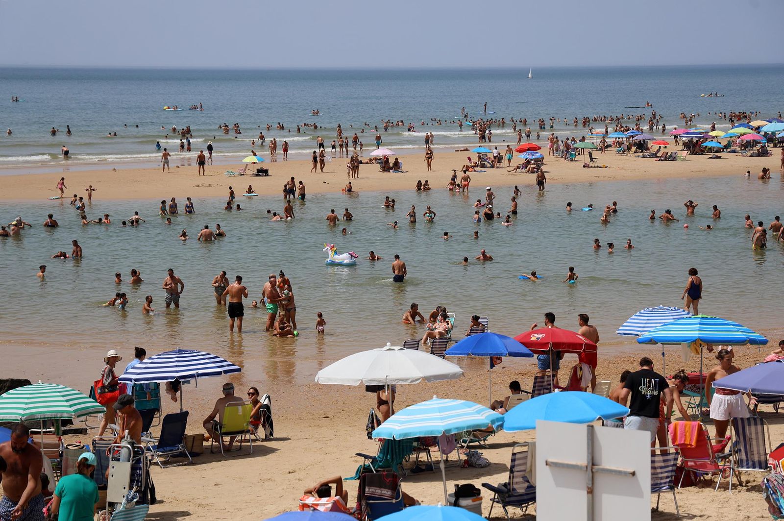 Imágenes del caluroso día en la playa de Matalascañas