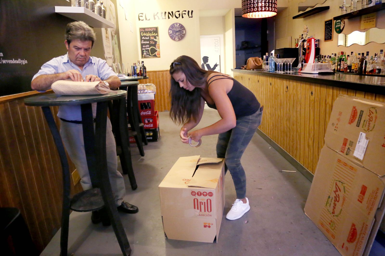Lorena Cano, durante el desmontaje su bar 'Kung Fu', en la plaza del Clavo.