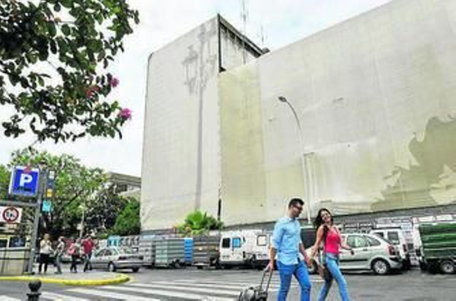 El edificio de la Gavidia cubierto por una lona.