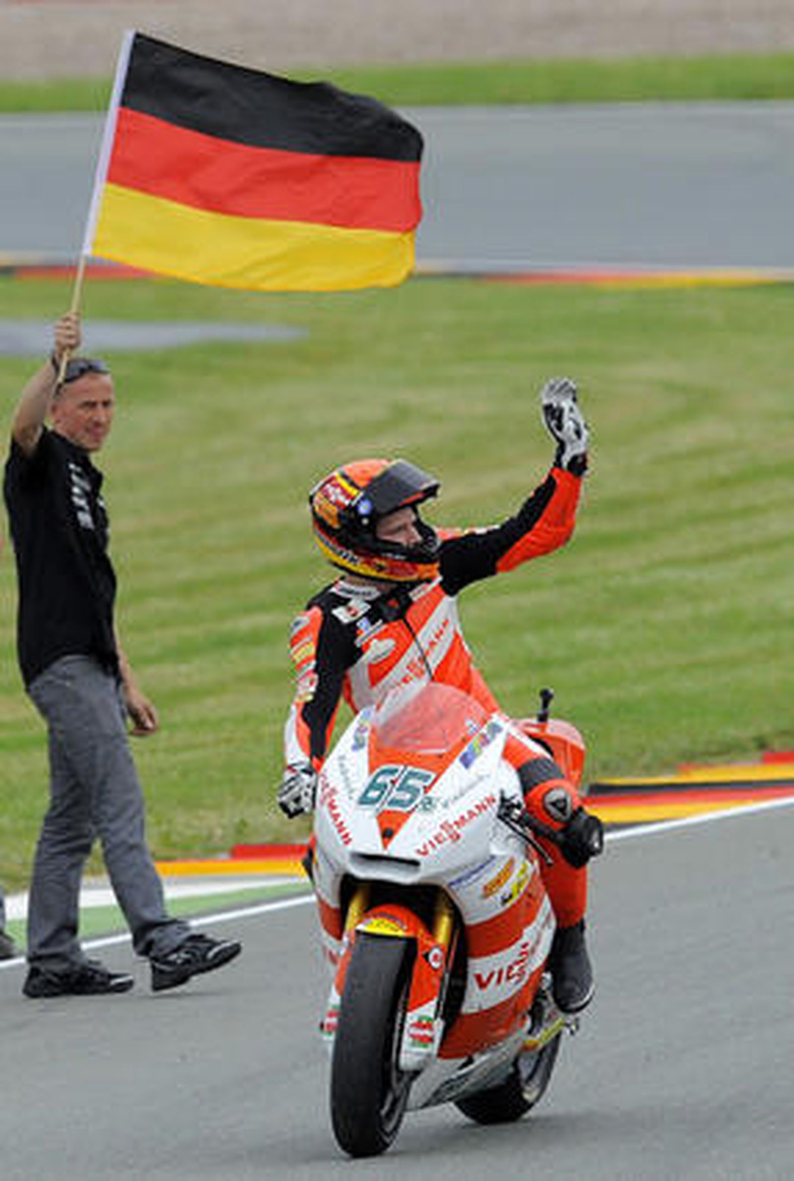 Márquez se impone por tercera vez a Bradl, ésta vez en casa. / AFP
