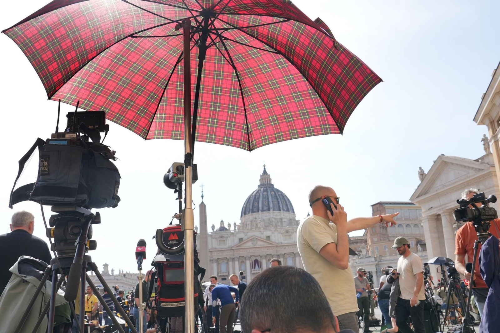 Fotos del ambiente en Roma tras la muerte del papa Francisco