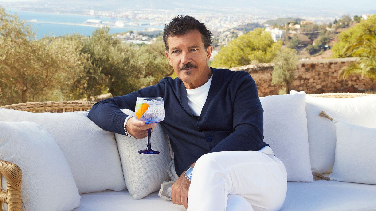 Antonio Banderas en la Huerta del Conde, con Málaga al fondo en una mañana radiante