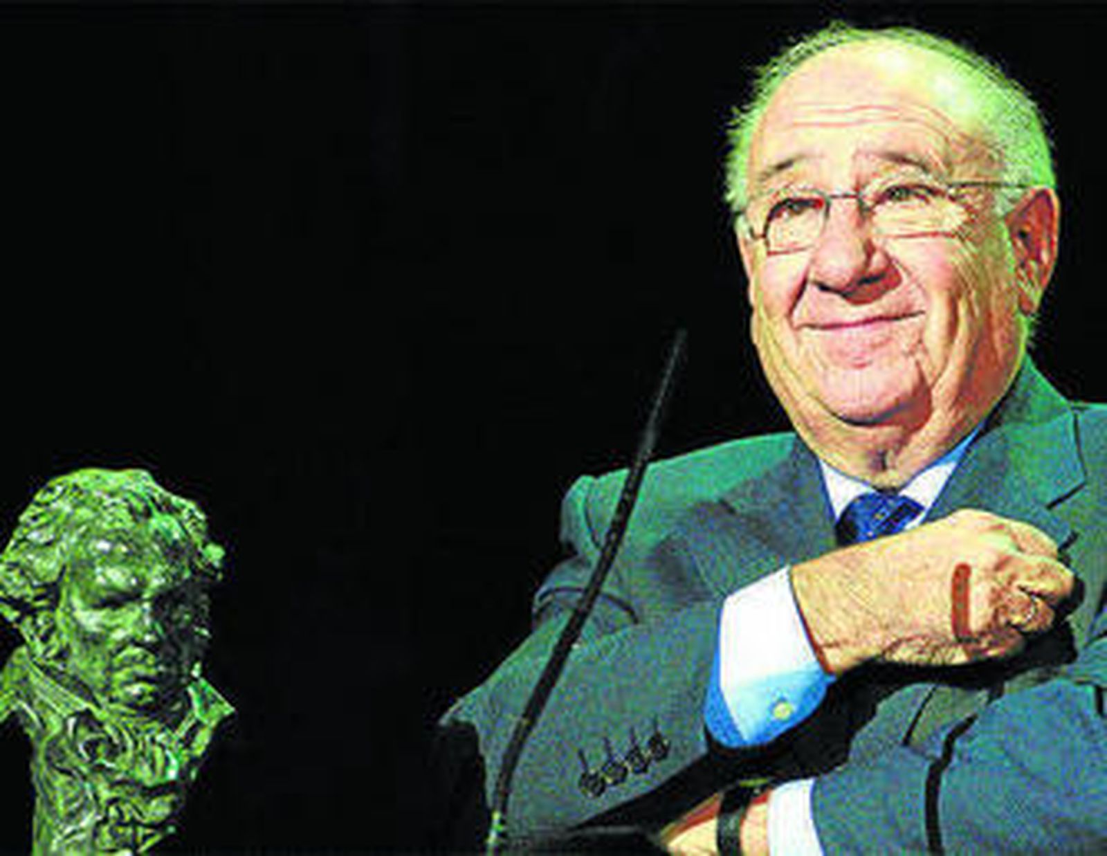 1. Alfredo Landa, emocionado al recoger su Goya de Honor en 2008. 2. El actor, al lado de Paco Rabal y junto a parte del reparto de 'Los santos inocentes' (1984) de Mario Camus. 3. En 'No desearás a la vecina del quinto' (1970), de Ramón Fernández, una de las cimas del 'landismo'. 4. Detrás de José Luis López Vázquez en 'Atraco a las tres' (1962), de José María Forqué.