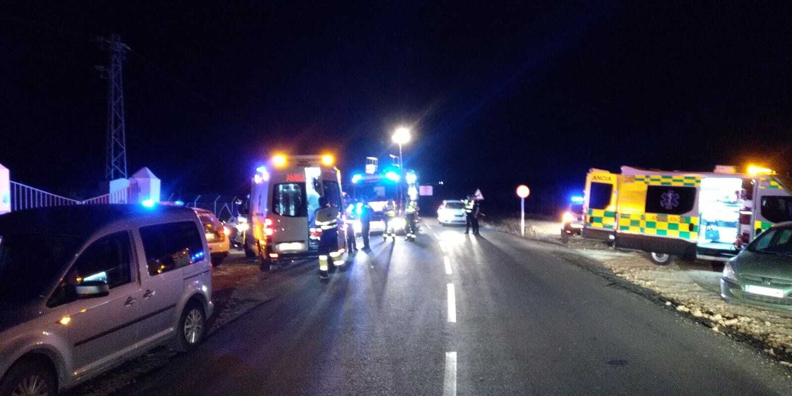 Policías y personal sanitario en el lugar del accidente de Guadajoz.