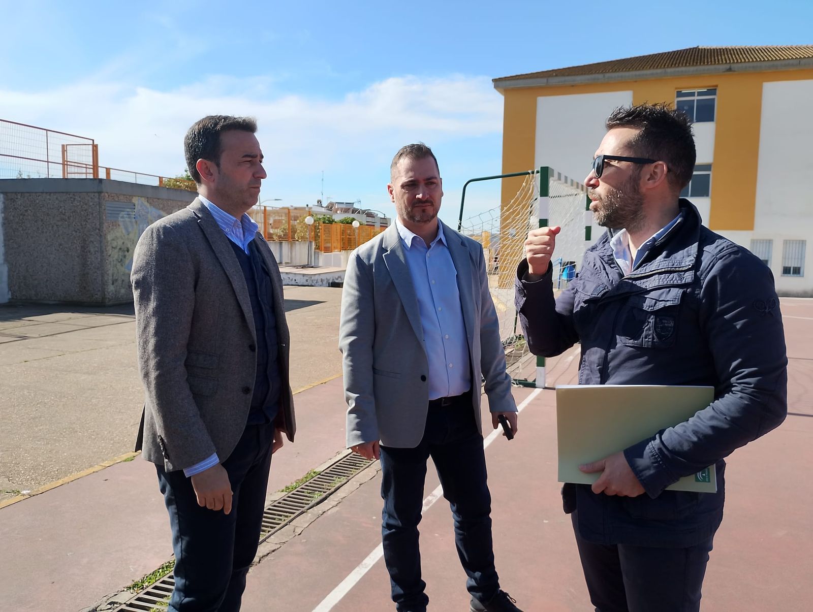 Visita de Carlos Soriano y Alberto Moreno visitando los colegios en los que se están llevando a cabo las reparaciones.
