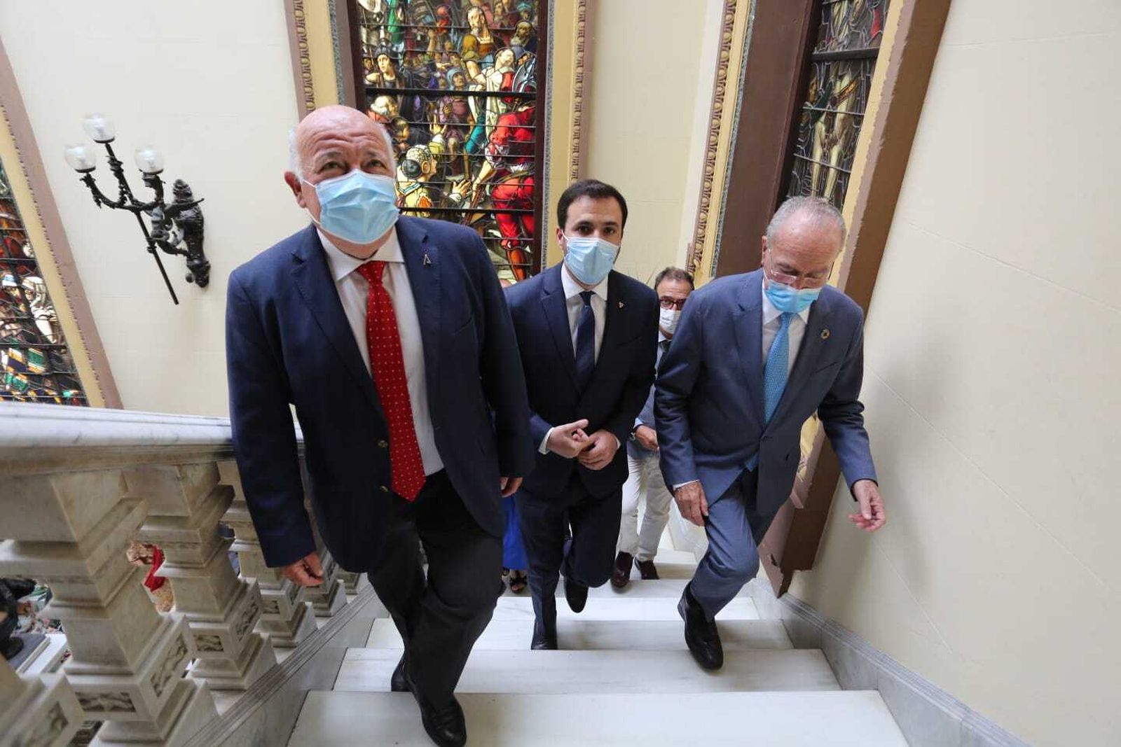 El consejero de Salud, Jesús Aguirre, este viernes en el Ayuntamiento de Málaga junto al alcalde y al ministro de Consumo.