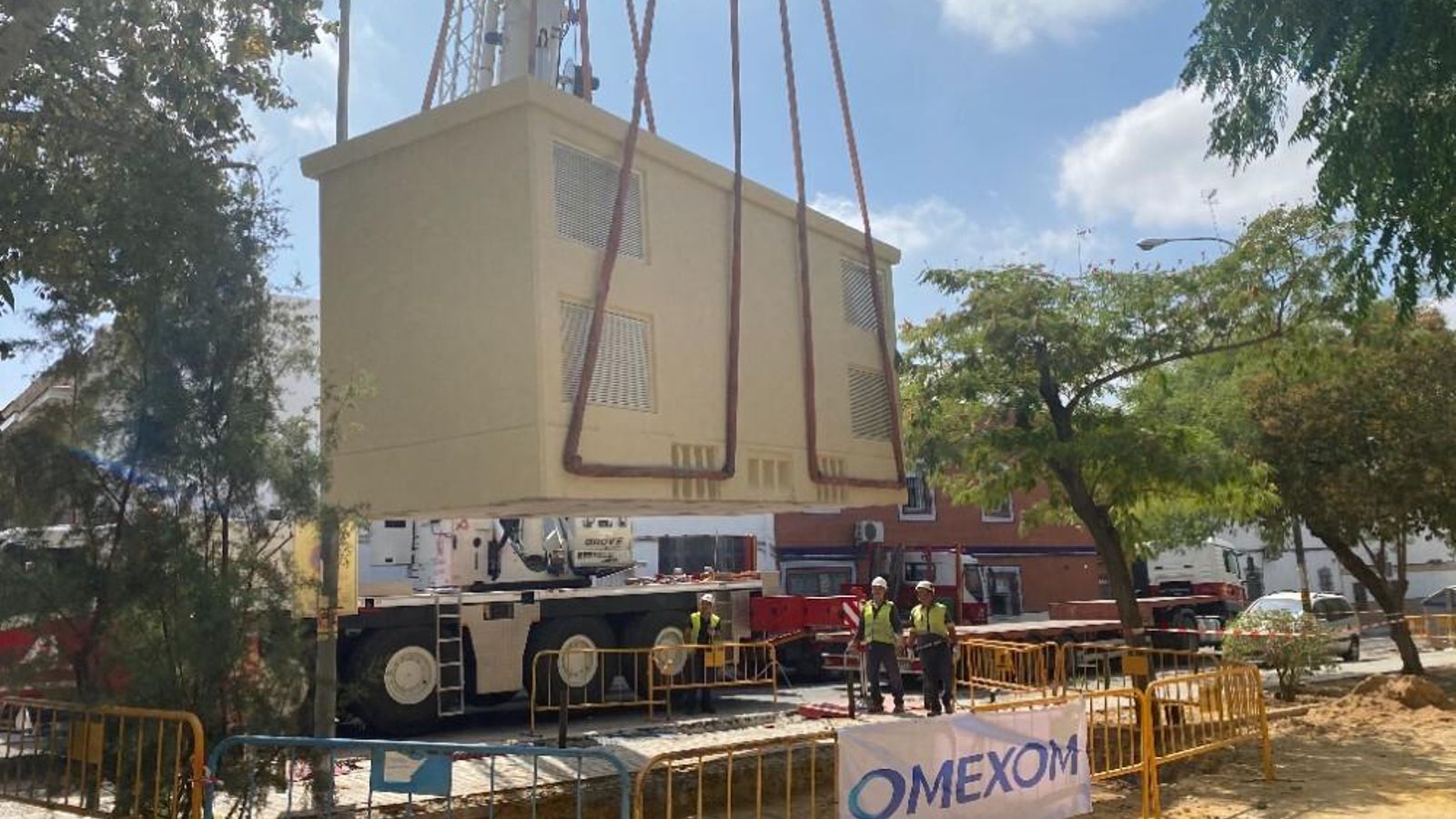 Colocación de la caseta en la calle Rafael García Minguel.