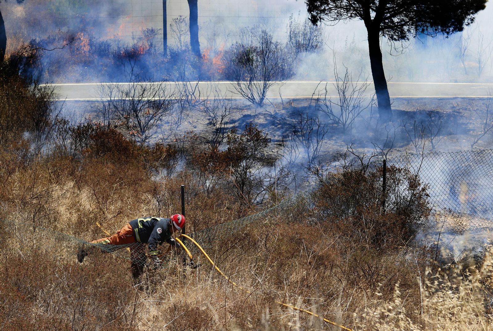 Imágenes del espectacular incendio entre en el paraje de la raya de Aljaraque y Marismas del Odiel