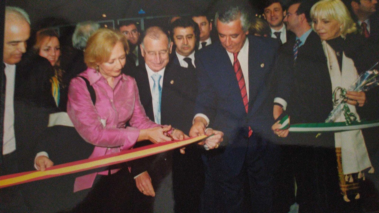 El 10 de enero de 2004, el vicepresidente del Gobierno Javier Arenas presidía junto a Amat la inauguración del Teatro Auditorio.