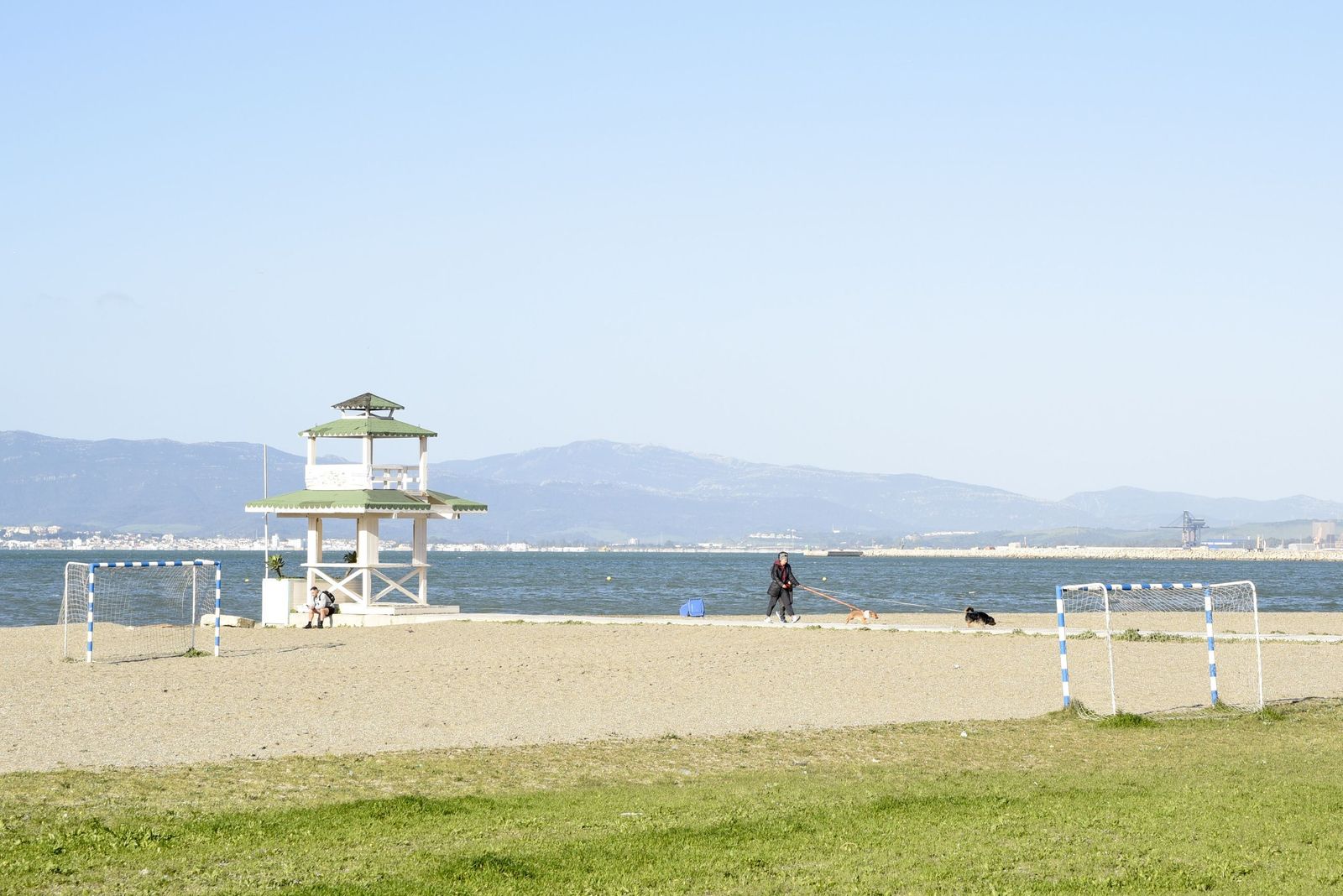 Las fotografías de un sábado en las playas de La línea tras las borrascas