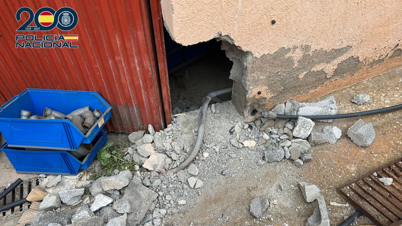 Imagen del butrón realizado por el ladrón.