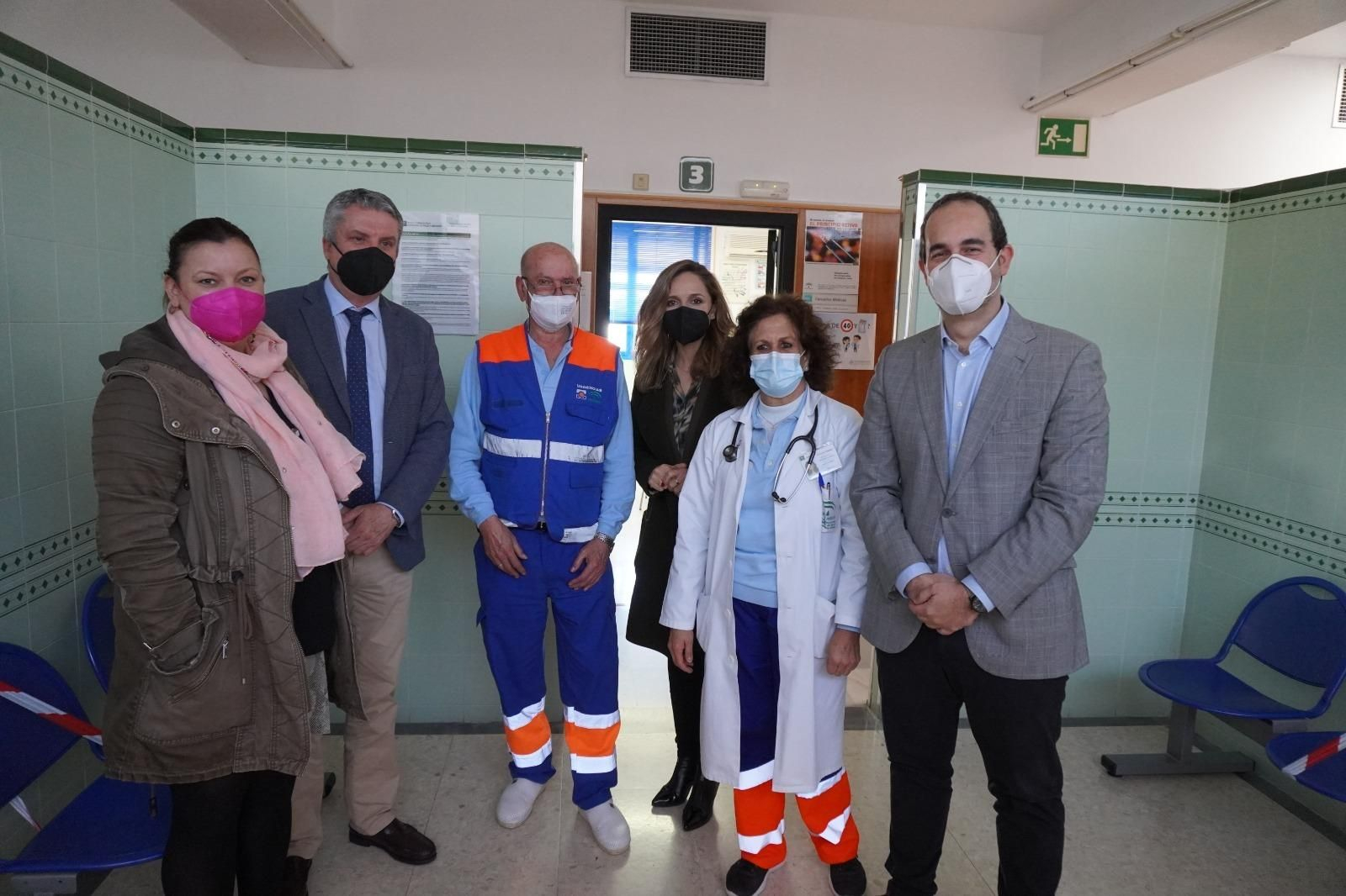Momento de la visita al renovado centro de salud de Carboneras.