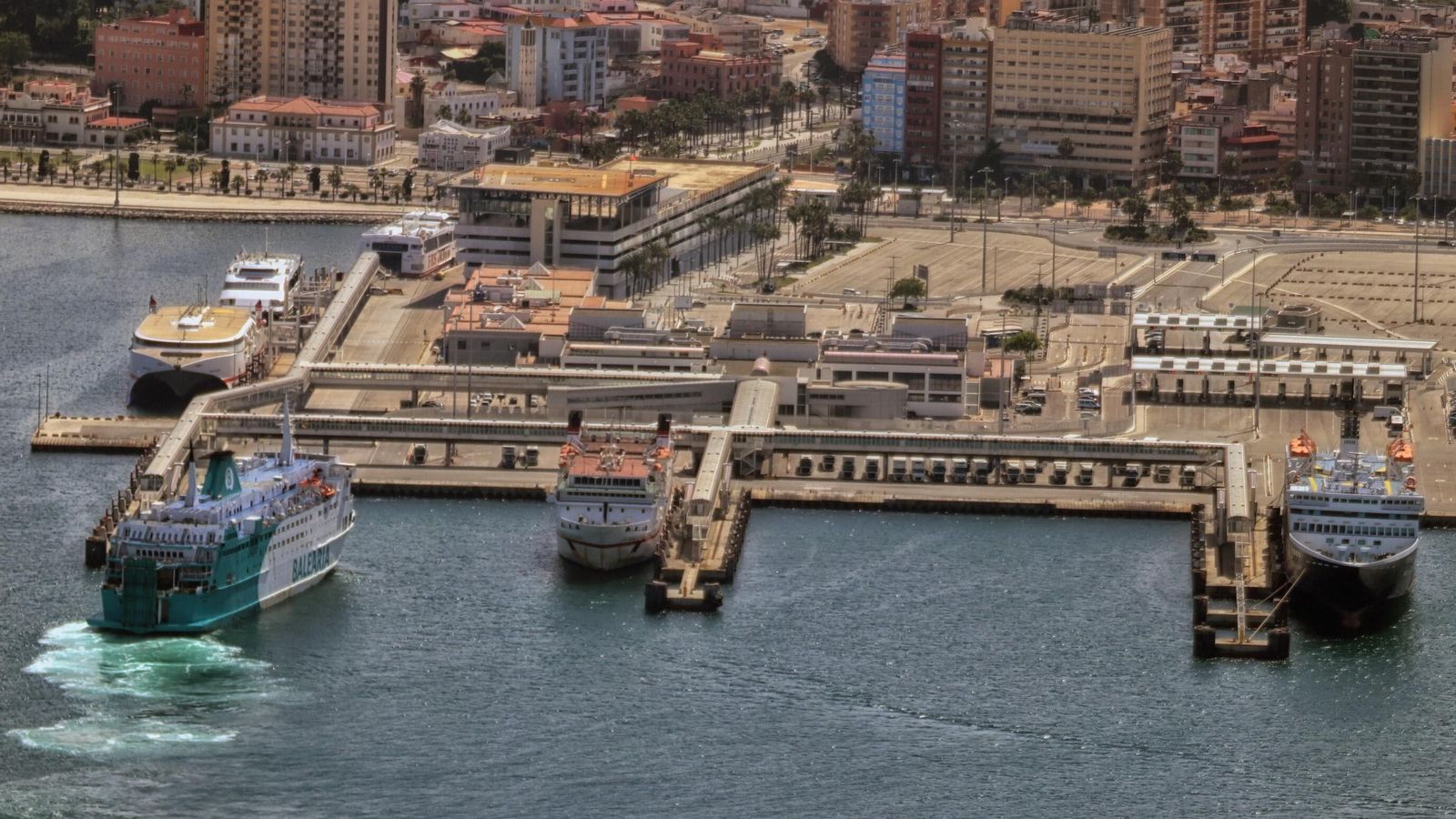 Vista aérea de los pantalanes de la Estación Marítima de Algeciras. Vista aérea de los pantalanes de la Estación Marítima de Algeciras.