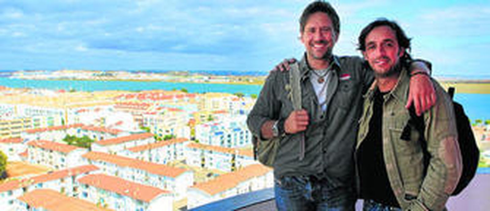 Miguel Ángel Tobías y Pedro Pernas en una vista panorámica de la desembocadura del Guadiana entre Ayamonte y Vila Real de Santo Antonio.