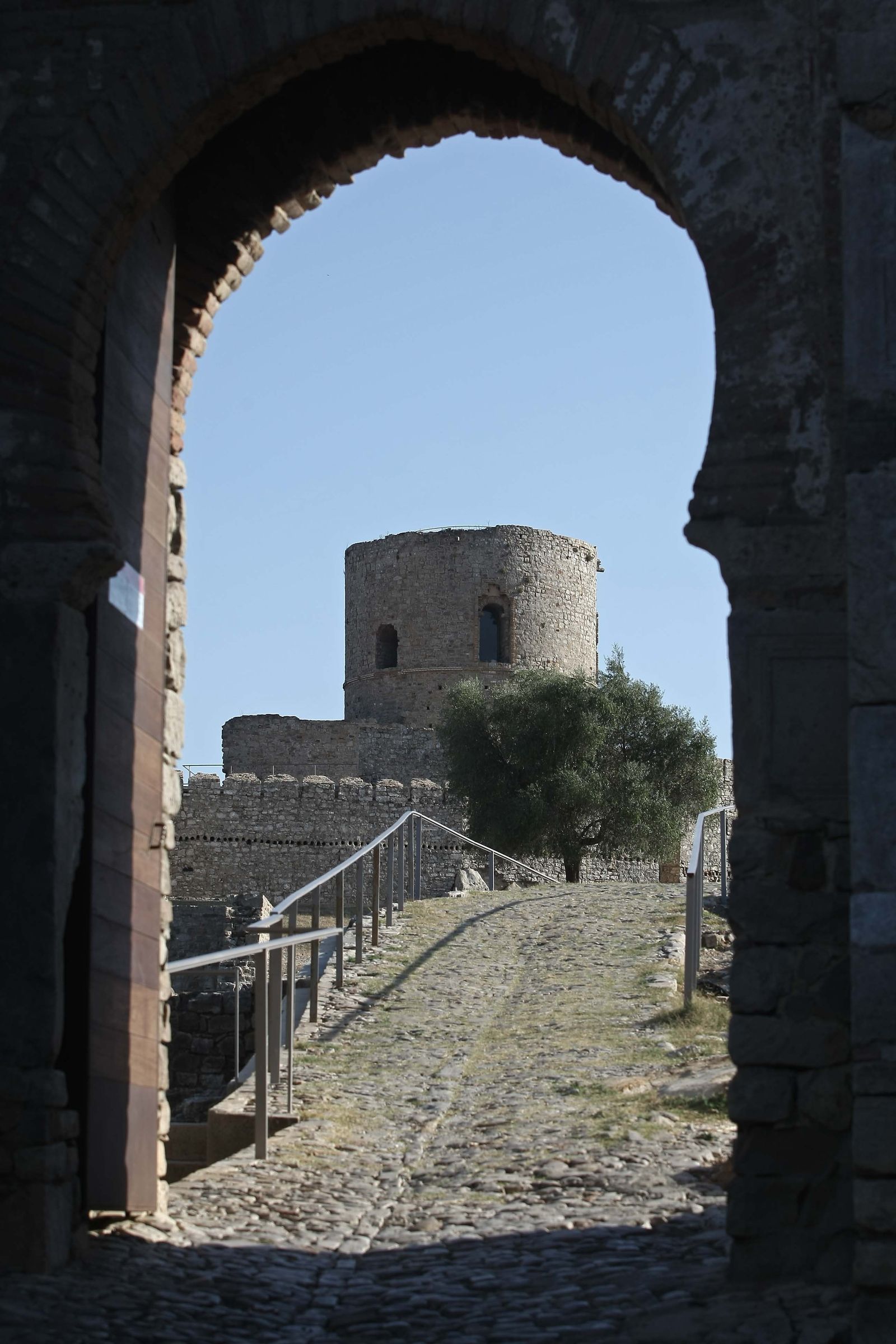 Uno de los accesos señalizados del castillo de Jimena de la Frontera.