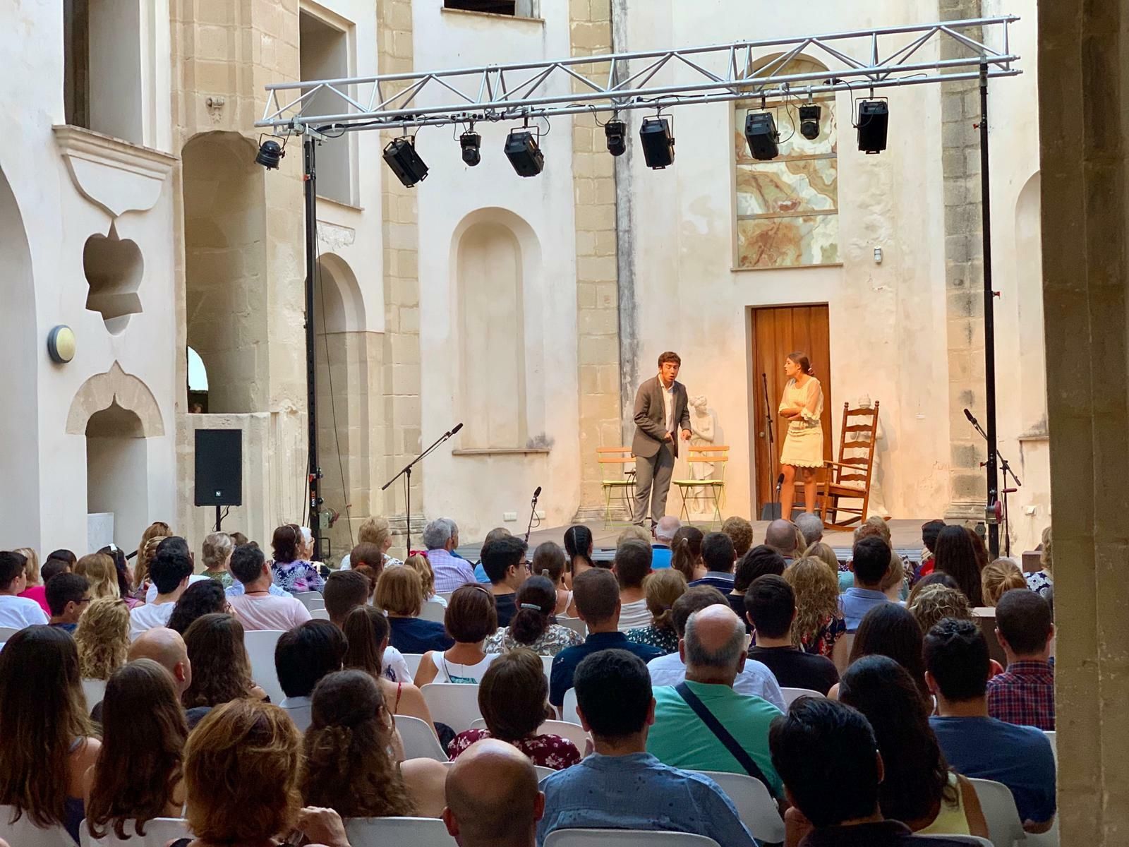 Los actores Pablo Sánchez Moll y Alba Herrera durante la representación de ‘El verdugo de Sevilla’.