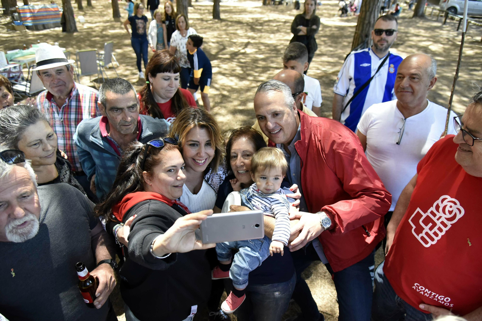 Susana Díaz y Juan Carlos Ruiz Boix se hacen un selfie con simpantizantes del PSOE.