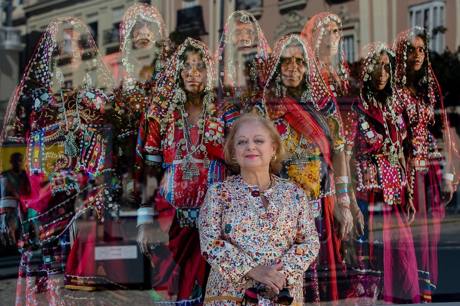 Cristina García Rodero delante de una de sus fotografías de la exposición 'Tierra de sueños'.