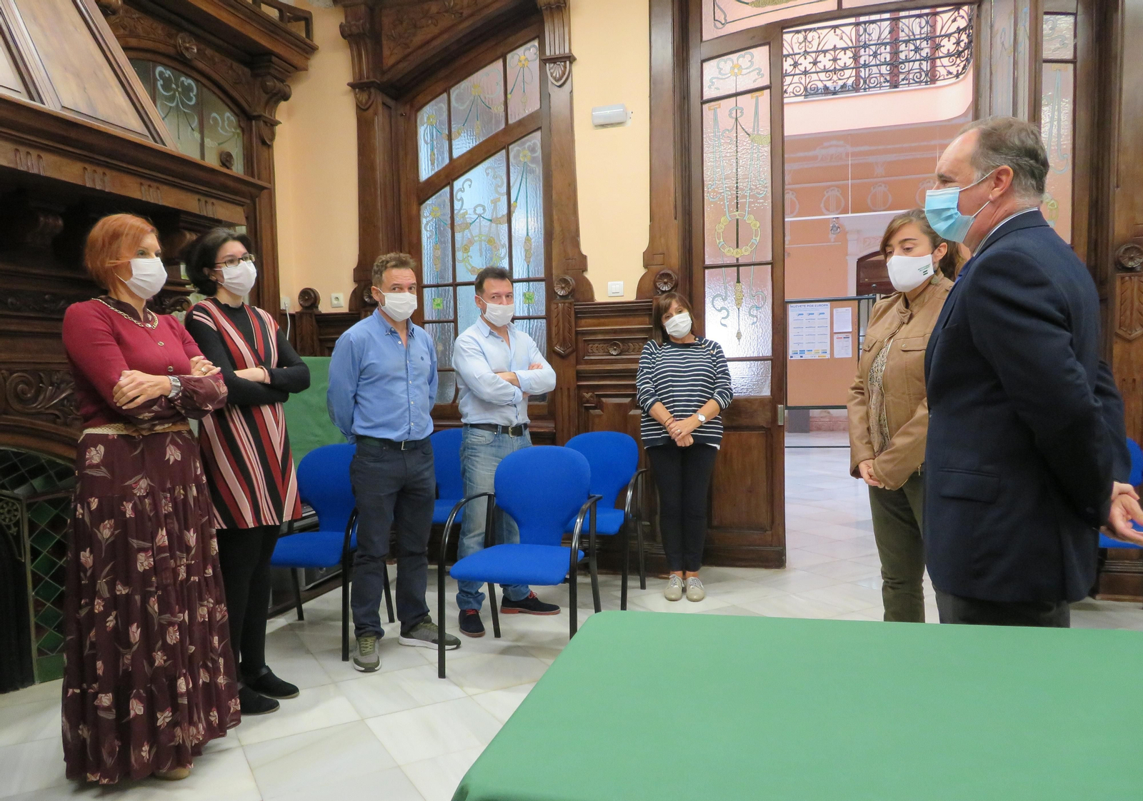 El delegado junto a los docentes del programa. El delegado junto a los docentes del programa.