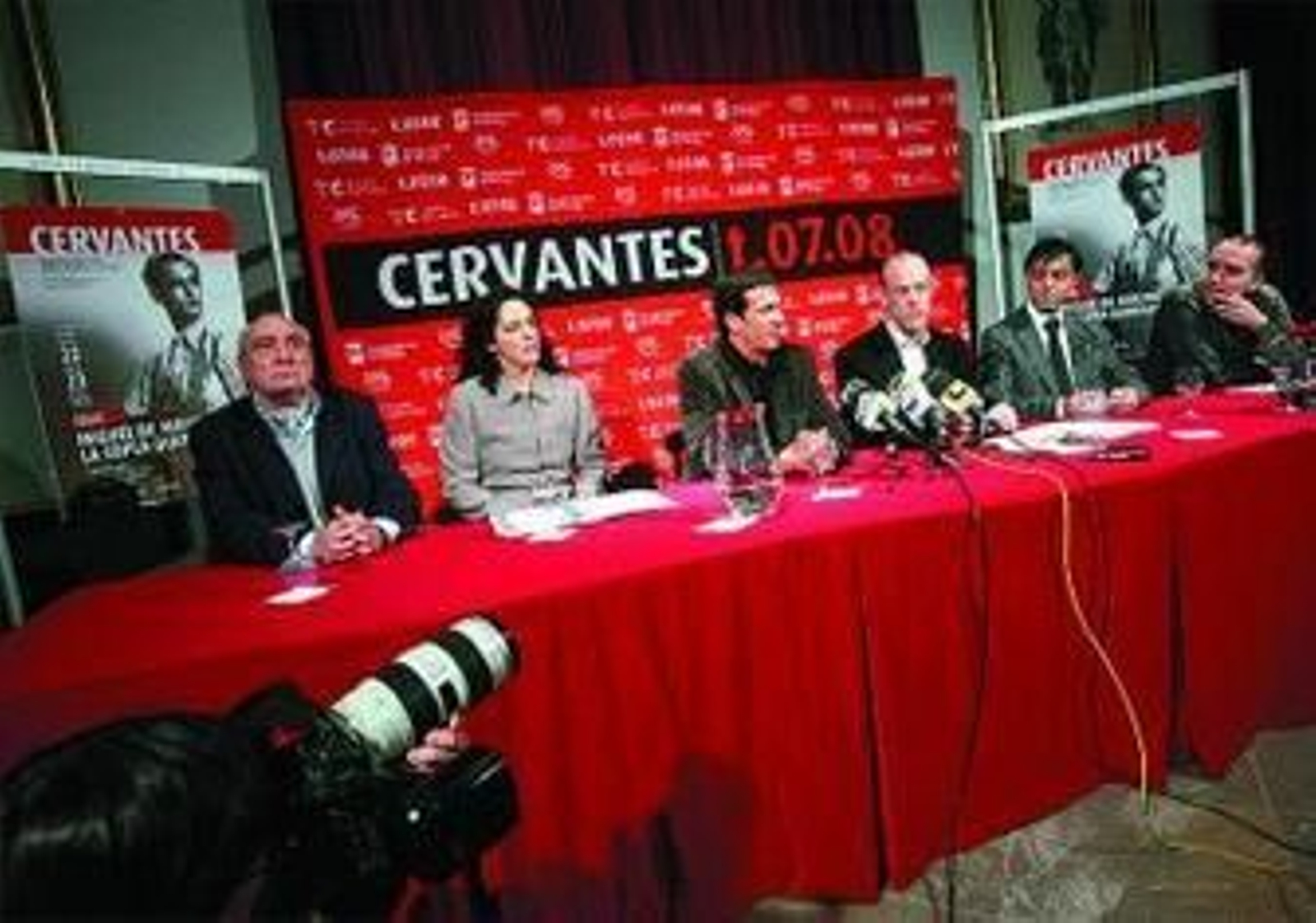 1. Presentación de 'La copla quebrada', ayer, en el Teatro Cervantes. 2. Miguel Palenzuela encarna a Miguel de Molina en su madurez. 3. El montaje recrea el ambiente social del final de la República y la Guerra Civil. 4. Ángel Ruiz, el joven artista.