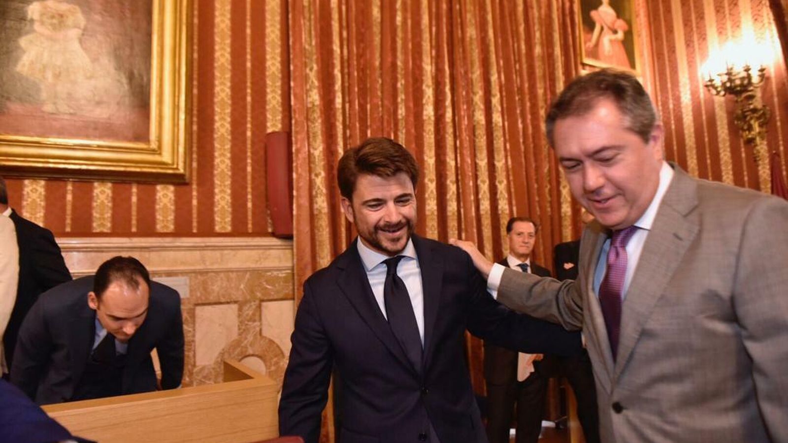 Espadas y Beltrán Pérez se saludan en el Salón Colón.