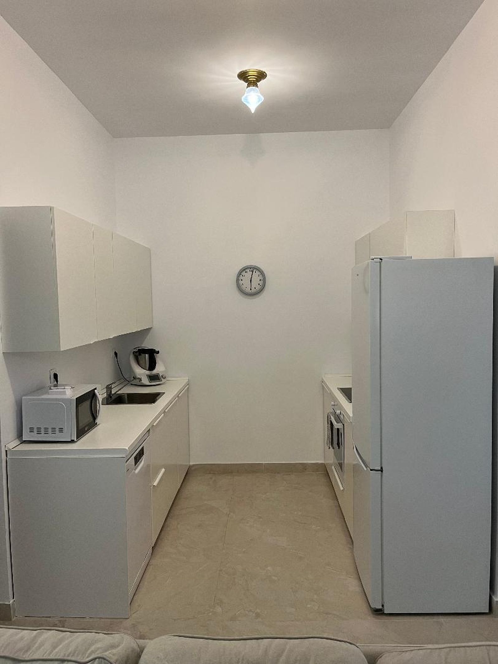 El color blanco del mobiliario de la cocina da continuidad con su entorno.