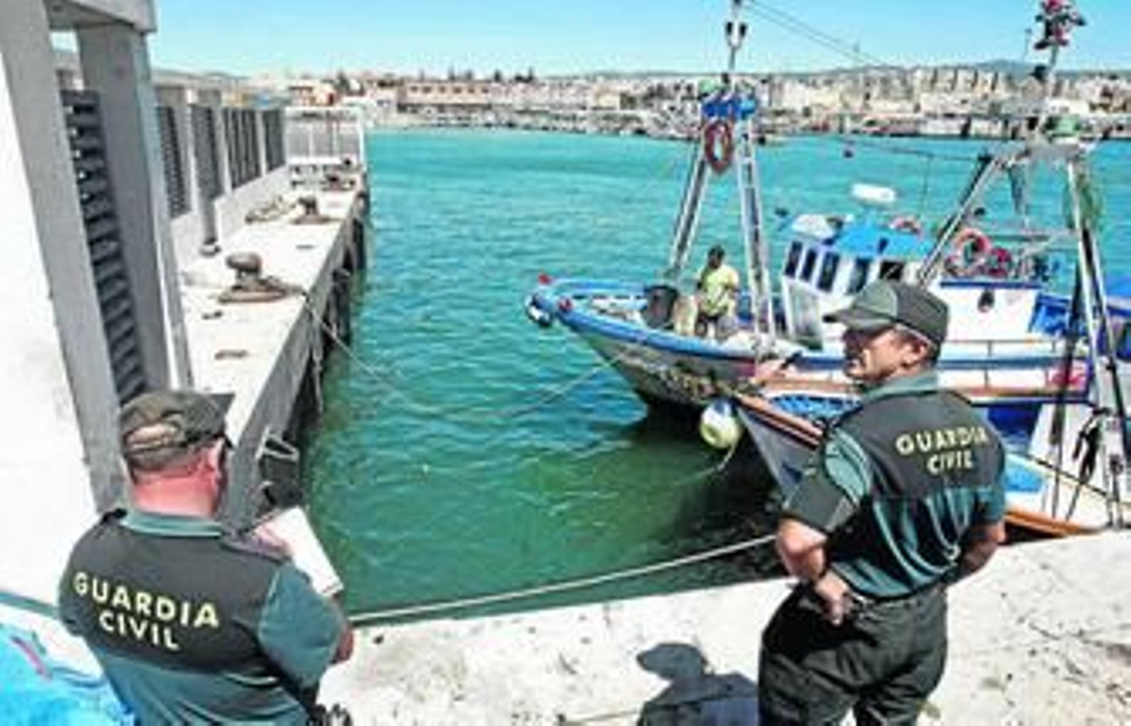La Guardia Civil espera a los tripulantes del 'Nueva Encarnación Primera' en el puerto de Tarifa.
